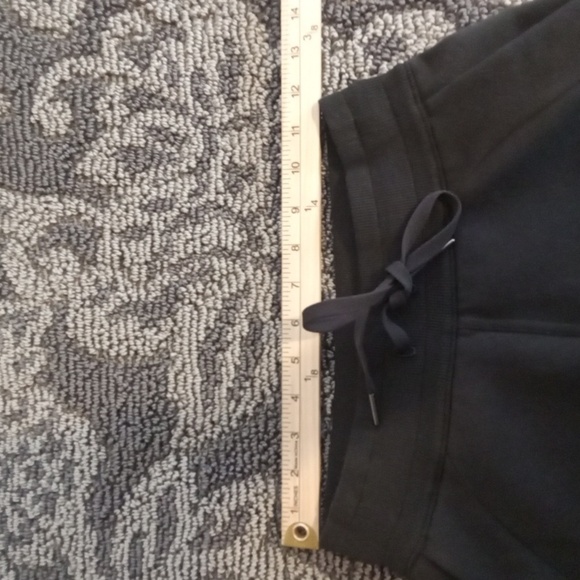 Lululemon Athletica Scuba High Rise Womens Short Relaxed Fit Size 2 - Picture 7 of 9